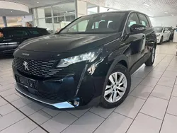 Schwarz perla nera/me Gebraucht 2021 Peugeot 5008 Active Van / Kleinbus | 19.150 € (Superpreis)