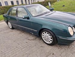 Schwarz Gebraucht 2000 Mercedes 240 Limousine | 8.000 €