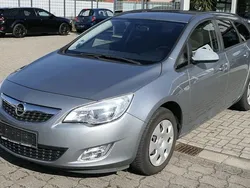 Silber Gebraucht 2011 Opel Astra Design Edition Kombi | 2.690 € (Guter Preis)
