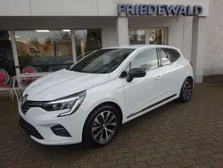 Weiß Gebraucht 2023 Renault Clio V Techno Limousine | 18.690 € (Fairer Preis)