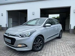 Silber Gebraucht 2017 Hyundai i20 Kleinwagen | 10.900 € (Fairer Preis)