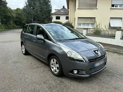 Grau Gebraucht 2011 Peugeot 5008 Van / Kleinbus | 3.000 €