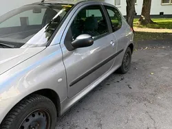 Silber Gebraucht 2002 Peugeot 206 Kleinwagen | 1.250 €