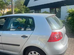 Grau Gebraucht 2004 VW Golf V Kleinwagen | 2.500 € (Fairer Preis)
