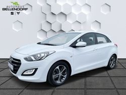 Weiss Gebraucht 2015 Hyundai i30 Trend Limousine | 10.480 € (Etwas zu teuer)