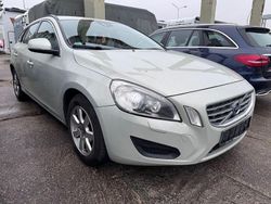 Weiß Gebraucht 2011 Volvo V60 Momentum Kombi | 4.480 € (Fairer Preis)