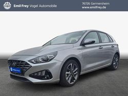 Shimmering silver Gebraucht 2024 Hyundai i30 Trend Limousine | 19.990 € (Fairer Preis)