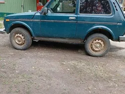 Grün Gebraucht 2011 Lada niva SUV | 2.999 € (Superpreis)