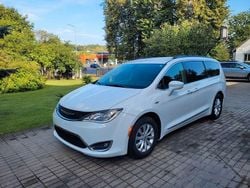 Weiß Gebraucht 2017 Chrysler Pacifica Touring SUV | 15.900 € (Etwas zu teuer)