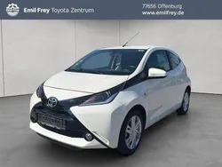 Weiß Gebraucht 2015 Toyota Aygo X-play Kleinwagen | 9.990 €
