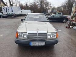 Gold Gebraucht 1987 Mercedes E260 Limousine | 3.990 €