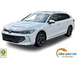 Maripositgrün metallic Neu 2025 VW Passat Elegance Kombi | 41.880 € (Fairer Preis)