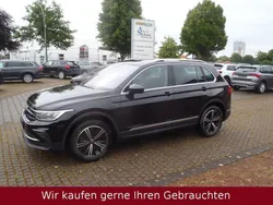 Deep black perleffekt (metallic) Gebraucht 2024 VW Tiguan Move SUV | 29.979 € (Fairer Preis)
