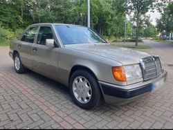 Beige Gebraucht 1993 Mercedes 200 Limousine | 8.950 €