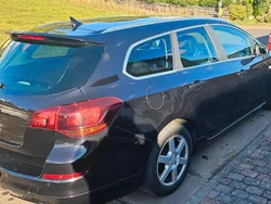 Schwarz Gebraucht 2011 Opel Astra Kombi | 3.850 € (Teuer)