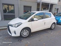 Weiß Gebraucht 2016 Toyota Yaris Hybrid Limousine | 12.500 € (Fairer Preis)