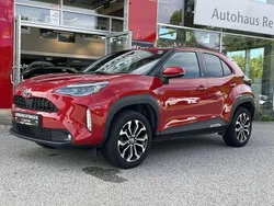 Karminarot metallic Gebraucht 2023 Toyota Yaris Cross Team SUV | 25.490 € (Fairer Preis)