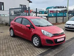 Rot Gebraucht 2014 Kia Rio FIFA World Cup Edition Limousine | 3.350 € (Fairer Preis)