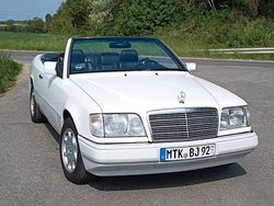 Weiß Gebraucht 1994 Mercedes E220 Cabrio | 28.000 €