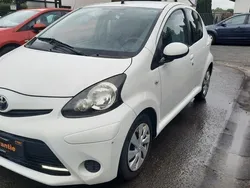 Weiß Gebraucht 2012 Toyota Aygo Cool Kleinwagen | 3.499 € (Guter Preis)