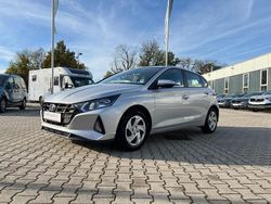 Sleek silver metallic Gebraucht 2021 Hyundai i20 Select Kleinwagen | 14.990 € (Etwas zu teuer)