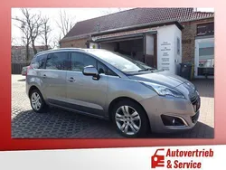 Grau Gebraucht 2016 Peugeot 5008 Van / Kleinbus | 12.990 € (Teuer)