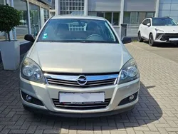 Silber Gebraucht 2009 Opel Astra Edition Limousine | 4.700 € (Teuer)