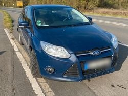 Blau Gebraucht 2012 Ford Focus Kombi | 2.100 €