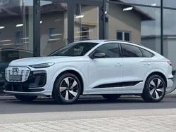 Weiß (gletscherweiß metallic) Neu 2025 Audi Q6 Sportback e-tron Comfort SUV | 69.099 €