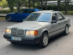 Silber Gebraucht 1989 Mercedes E230 Limousine | 9.800 €