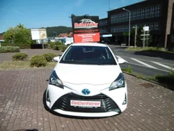 Weiß Gebraucht 2020 Toyota Yaris Hybrid Club Limousine | 16.850 € (Fairer Preis)