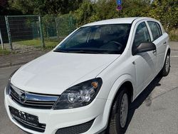 Weiß Gebraucht 2009 Opel Astra Selection Limousine | 2.999 € (Etwas zu teuer)