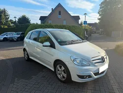 Weiß Gebraucht 2009 Mercedes B200 Van / Kleinbus | 3.650 € (Fairer Preis)