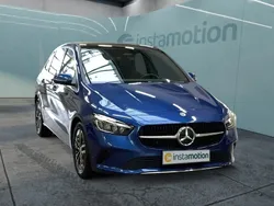 Blau Gebraucht 2023 Mercedes B200 Progressive Van / Kleinbus | 33.210 € (Teuer)