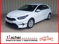 Carraraweiss Neu 2025 Kia Ceed Limousine | 23.545 € (Etwas zu teuer)