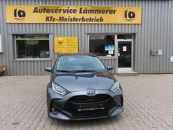 Grey metallic Gebraucht 2022 Toyota Yaris Hybrid Team Kleinwagen | 18.590 € (Fairer Preis)