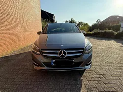 Grau Gebraucht 2016 Mercedes B180 Van / Kleinbus | 12.150 € (Fairer Preis)