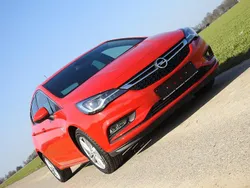 Rot Gebraucht 2016 Opel Astra Limousine | 16.996 € (Etwas zu teuer)
