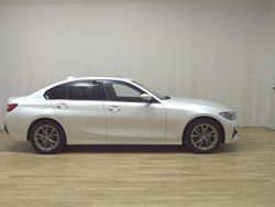 Weiss Gebraucht 2021 BMW 320 Sport Line Limousine | 22.480 € (Fairer Preis)