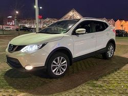 Weiß Gebraucht 2015 Nissan Qashqai SUV | 13.500 € (Etwas zu teuer)