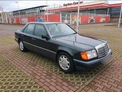 Schwarz Gebraucht 1992 Mercedes E260 Limousine | 11.790 €