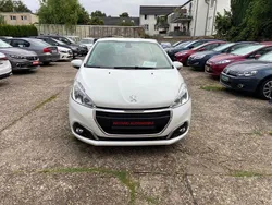 Weiß Gebraucht 2017 Peugeot 208 Active Kleinwagen | 5.900 € (Fairer Preis)