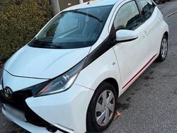 Weiß Gebraucht 2016 Toyota Aygo Kleinwagen | 5.600 € (Guter Preis)