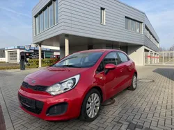 Rot Gebraucht 2012 Kia Rio 4 Limousine | 4.790 € (Etwas zu teuer)