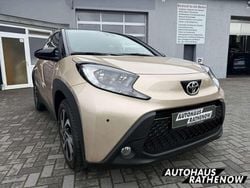 Ginger beige (4u9)/ black mica Gebraucht 2024 Toyota Aygo X Pulse SUV | 15.699 € (Fairer Preis)