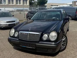Blau Gebraucht 1998 Mercedes E240 Elegance Limousine | 2.850 € (Etwas zu teuer)