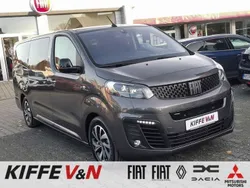Platin grau metallic Gebraucht 2022 Fiat E-Ulysse Living Van / Kleinbus | 41.430 € (Fairer Preis)