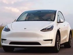 Weiß Gebraucht 2023 Tesla Model Y Long Range SUV | 40.990 € (Fairer Preis)