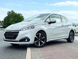 Weiß Gebraucht 2018 Peugeot 208 Allure Kleinwagen | 11.800 € (Etwas zu teuer)