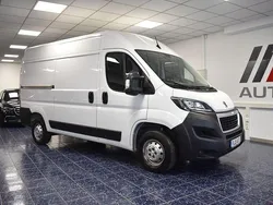 Weiss icy Gebraucht 2023 Peugeot Boxer Van | 23.970 € (Fairer Preis)